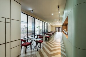 Se sirven desayunos, almuerzos y cenas; cocina internacional