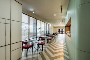 Se sirven desayunos, almuerzos y cenas; cocina internacional