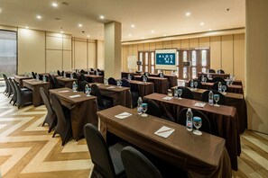 Déjeuner, dîner et souper servis sur place; cuisine internationale 