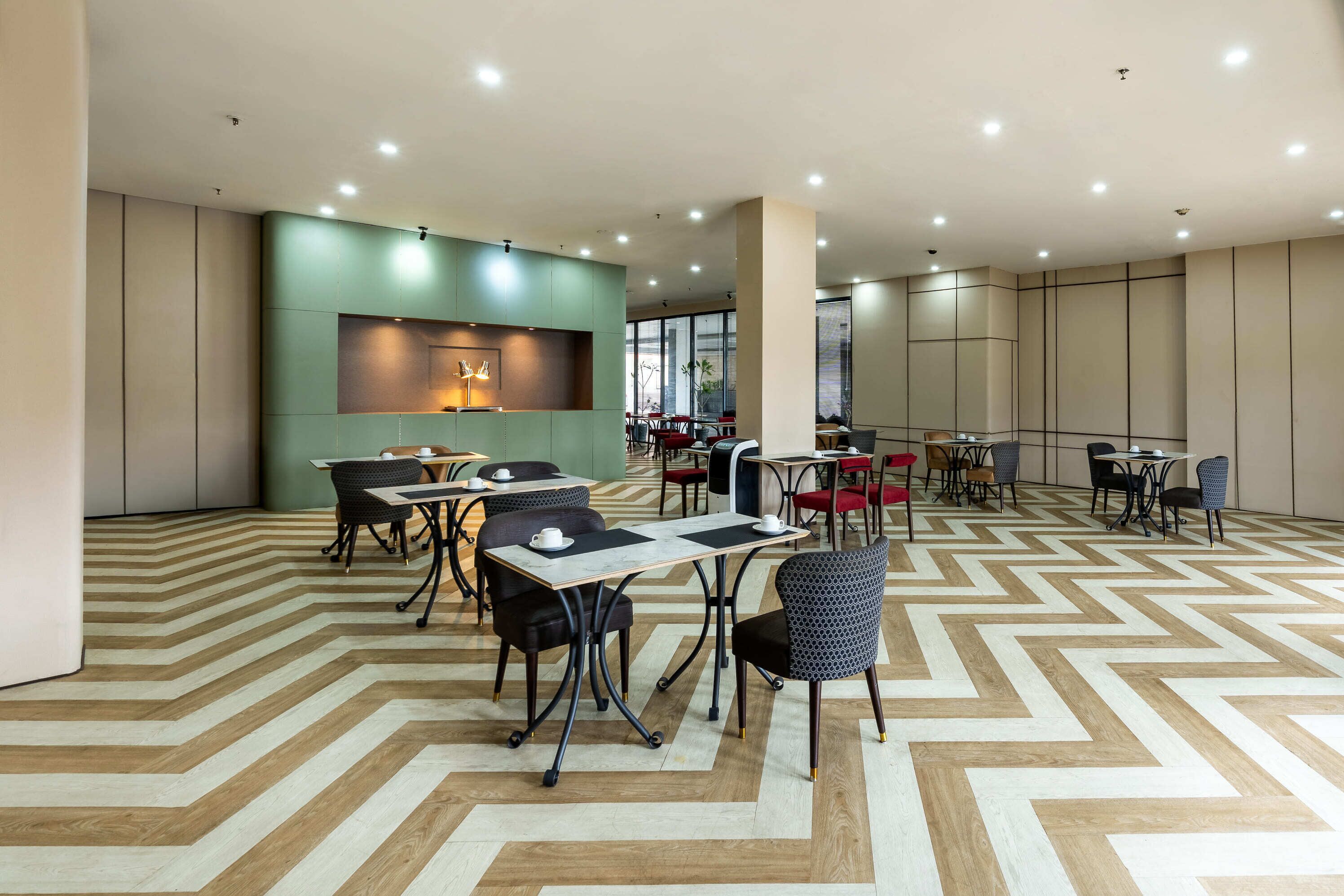 供應早餐、午餐、晚餐；多國菜