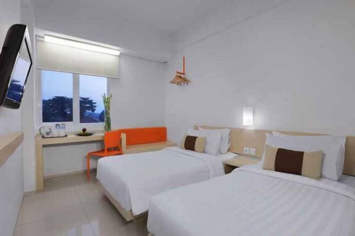 Roupas de cama premium, escrivaninha, cortinas blackout