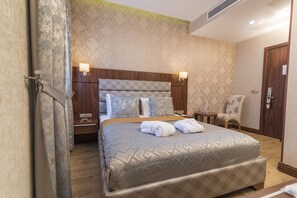 Premium bedding, minibar, in-room safe, laptop workspace - MidMar Deluxe Hotel (Istanbul)