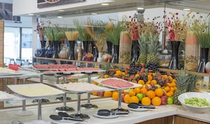 Déjeuner, dîner et souper servis sur place