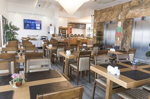 Breakfast, lunch and dinner served - MidMar Deluxe Hotel (Istanbul)