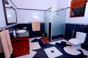 Shower, free toiletries, towels