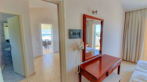 Dúplex, 2 habitaciones, balcón, vistas al mar | Caja fuerte, cortinas opacas, tabla de planchar con plancha