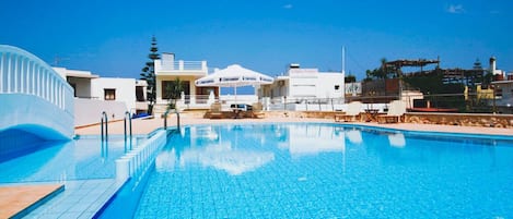 Seasonal outdoor pool, pool umbrellas, sun loungers