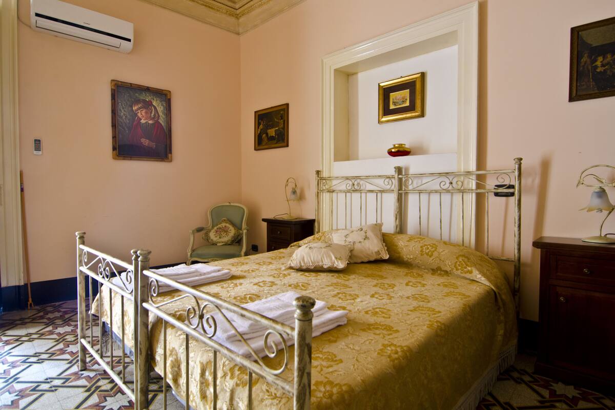 Triple Room | Desk, free cots/infant beds, rollaway beds, free WiFi