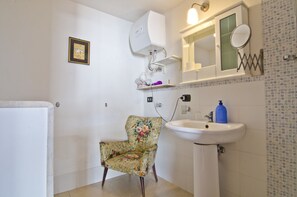 Studio | Bathroom | Shower, free toiletries, hair dryer, towels