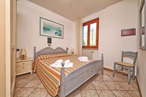 Zimmersafe, Schreibtisch, kostenloses WLAN, Bettwäsche