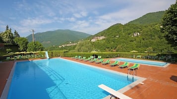 Piscina stagionale all'aperto, ombrelloni da piscina, lettini