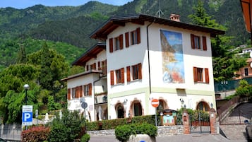 Petit déjeuner, déjeuner et dîner servis sur place