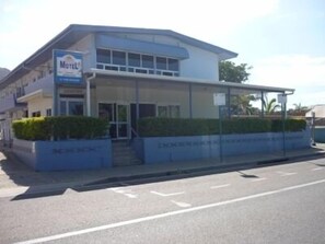 Free self-parking - Strand Motel (North Ward)