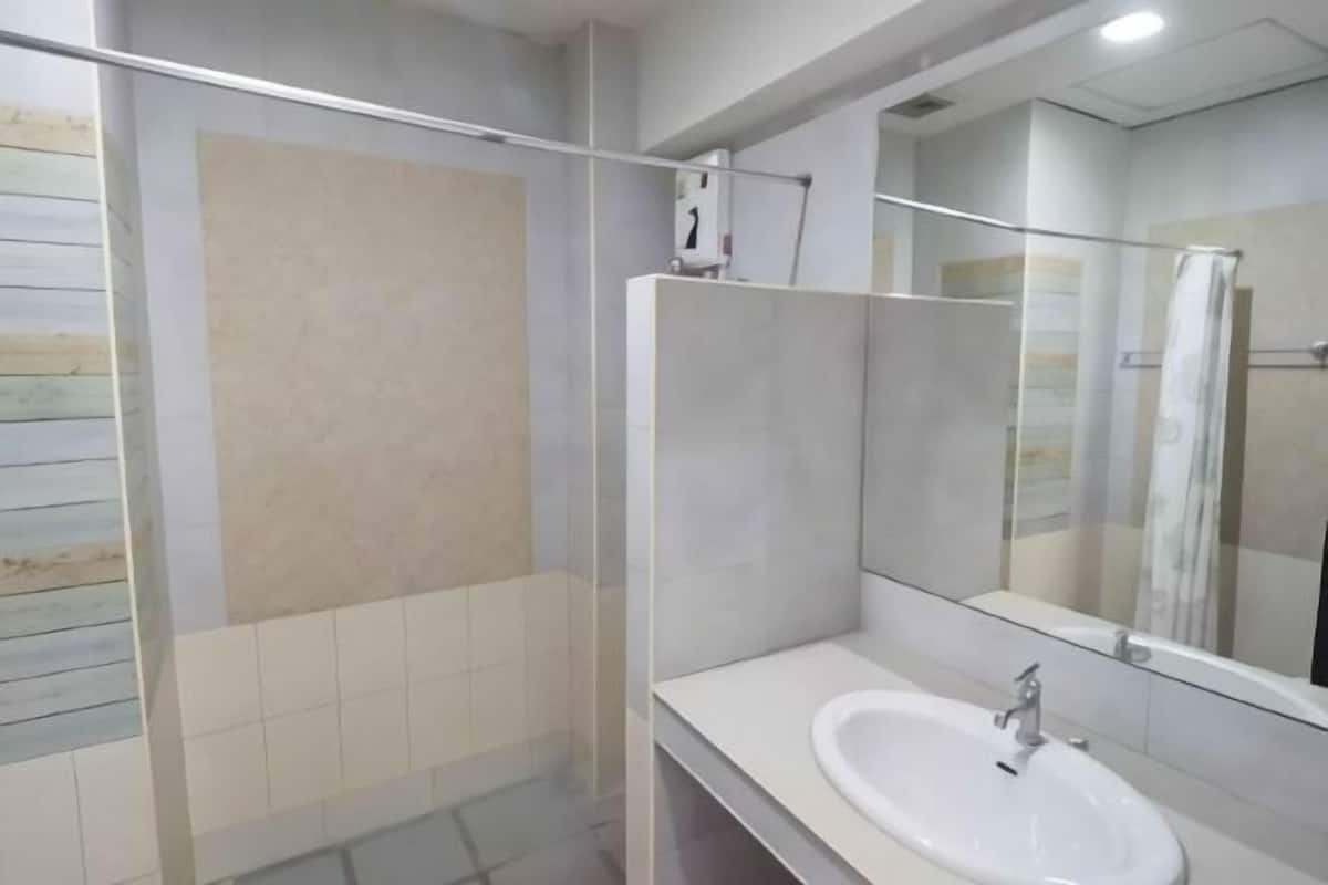Badkamer | Een douche, handdoeken