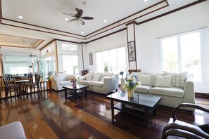 LCD TV - Sea Mountain Khanom Hotel (Khanom)