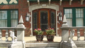 Property entrance - Barrington Manor Bed and Breakfast (Syracuse)