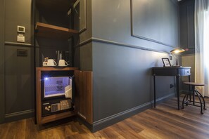 Superior Quadruple Room | Memory foam beds, minibar, in-room safe, desk - Seven Suites (Rome)