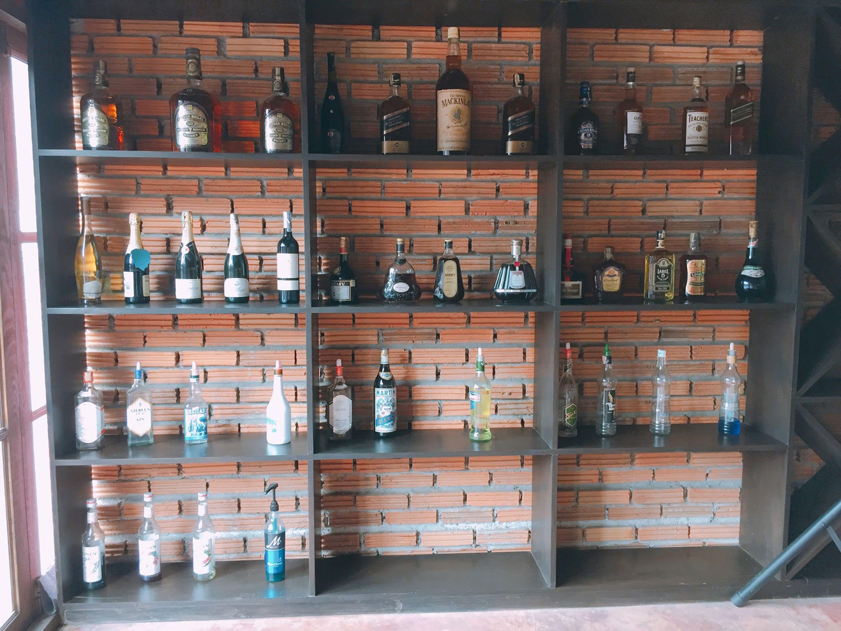 Bar (trong khuôn viên)
