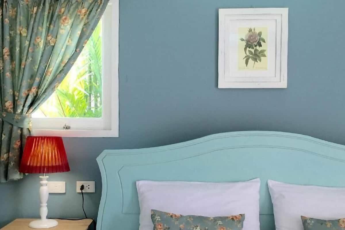 Ylelliset vuodevaatteet, minibaari, tallelokero huoneessa, työpöytä