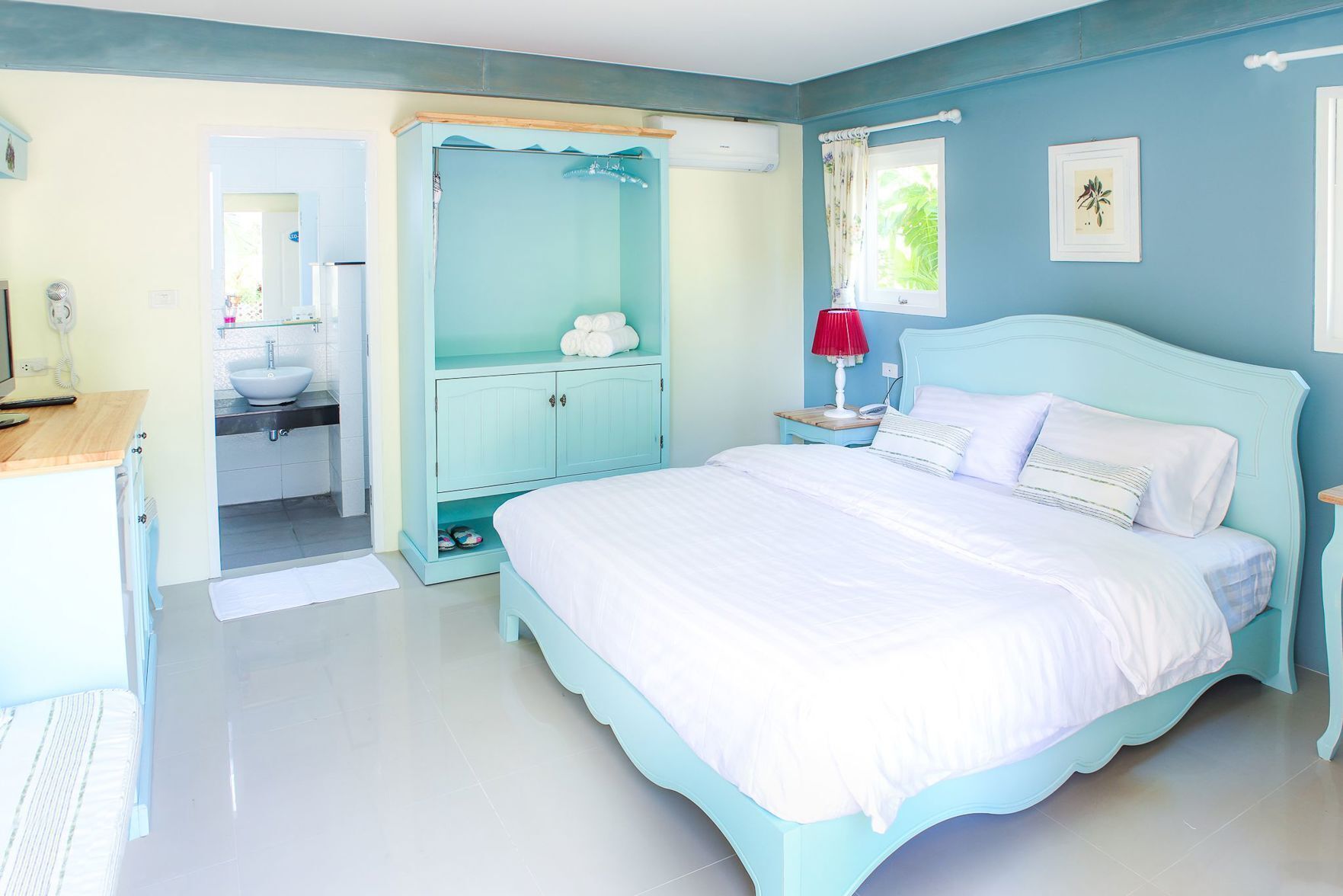 Premium bedding, minibar, in-room safe, desk