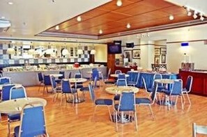 Makan tengah hari dihidangkan