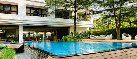 Outdoor pool, open 10 AM to 10 PM, pool loungers