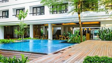 Outdoor pool, open 10 AM to 10 PM, sun loungers