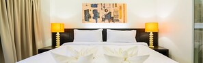 Cofres nos quartos, cortinas blackout, Wi-Fi de cortesia, roupa de cama