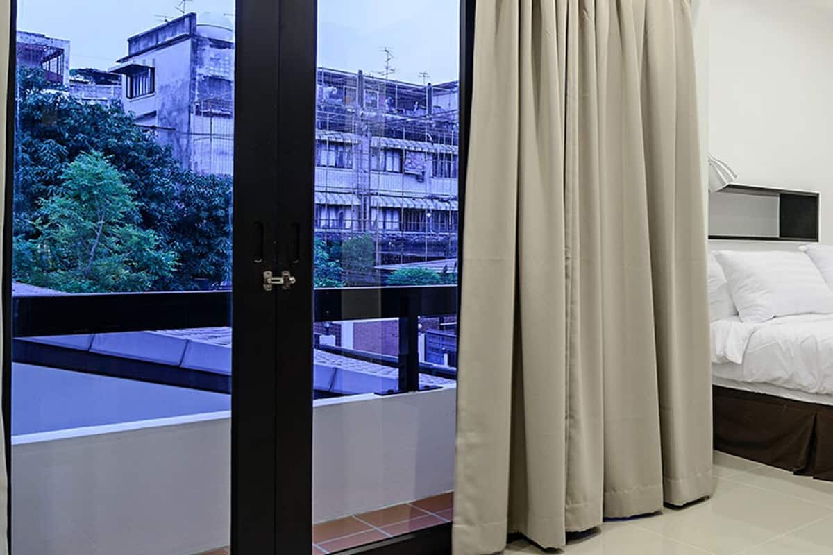 Superior-Zimmer, 1 Queen-Bett (No elevator - Room Only) | 1 Schlafzimmer, Zimmersafe, Verdunkelungsvorhänge, kostenloses WLAN