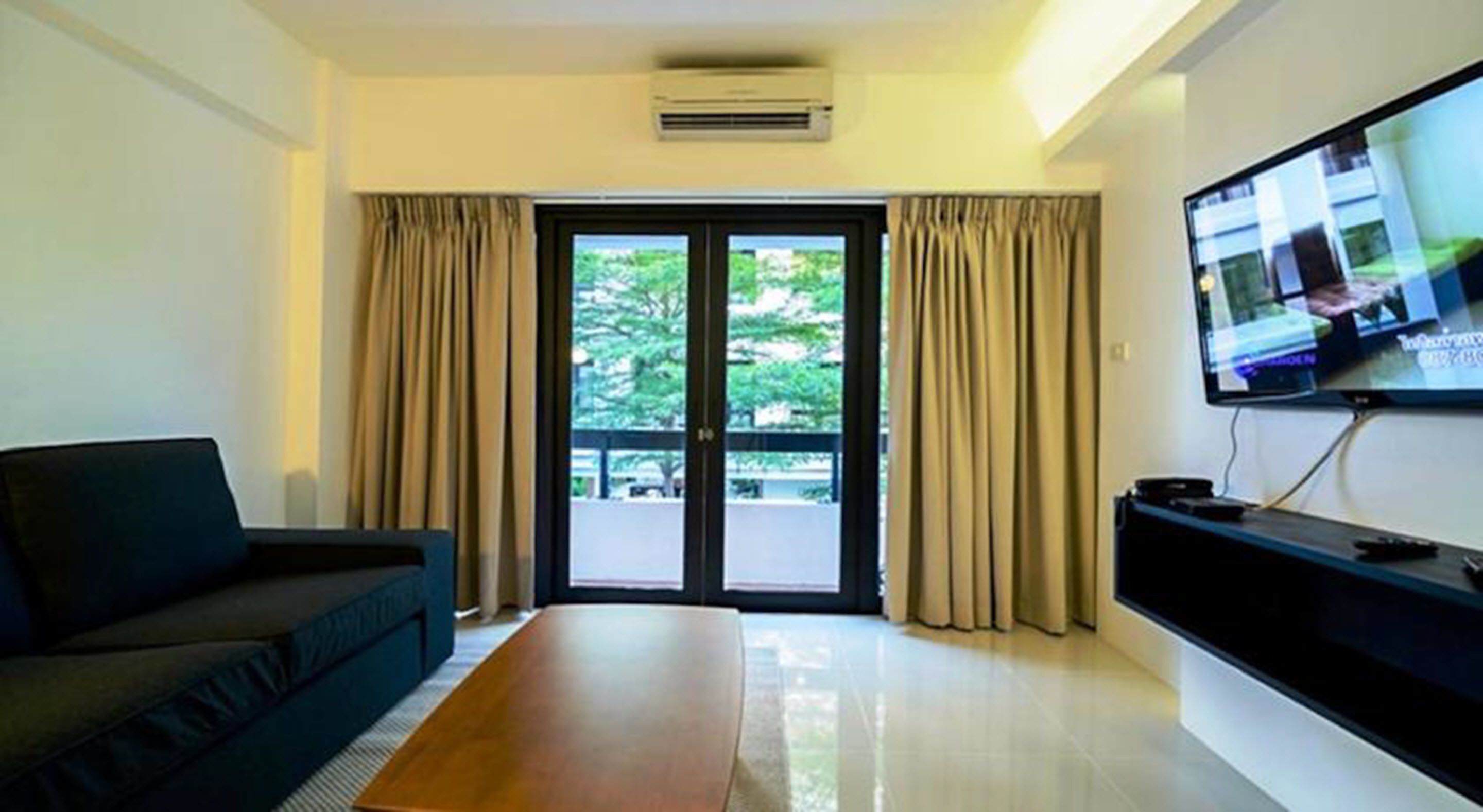 suite, 1 bedroom | living area | 42-inch lcd tv with cable channels, tv