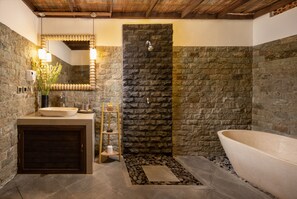 Luxury Three Bedroom Private Pool Villa with Free Benefits | Salle de bain | Baignoire et douche séparées, articles de toilette (gratuits)