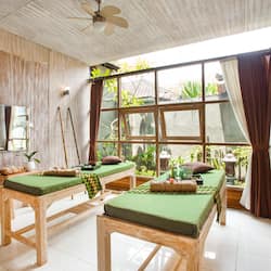 Couples treatment rooms, hot tub, body treatments, aromatherapy