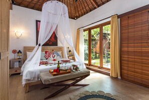 Egyptian cotton sheets, premium bedding, Select Comfort beds, minibar - Ubud Raya Villa (Ubud)