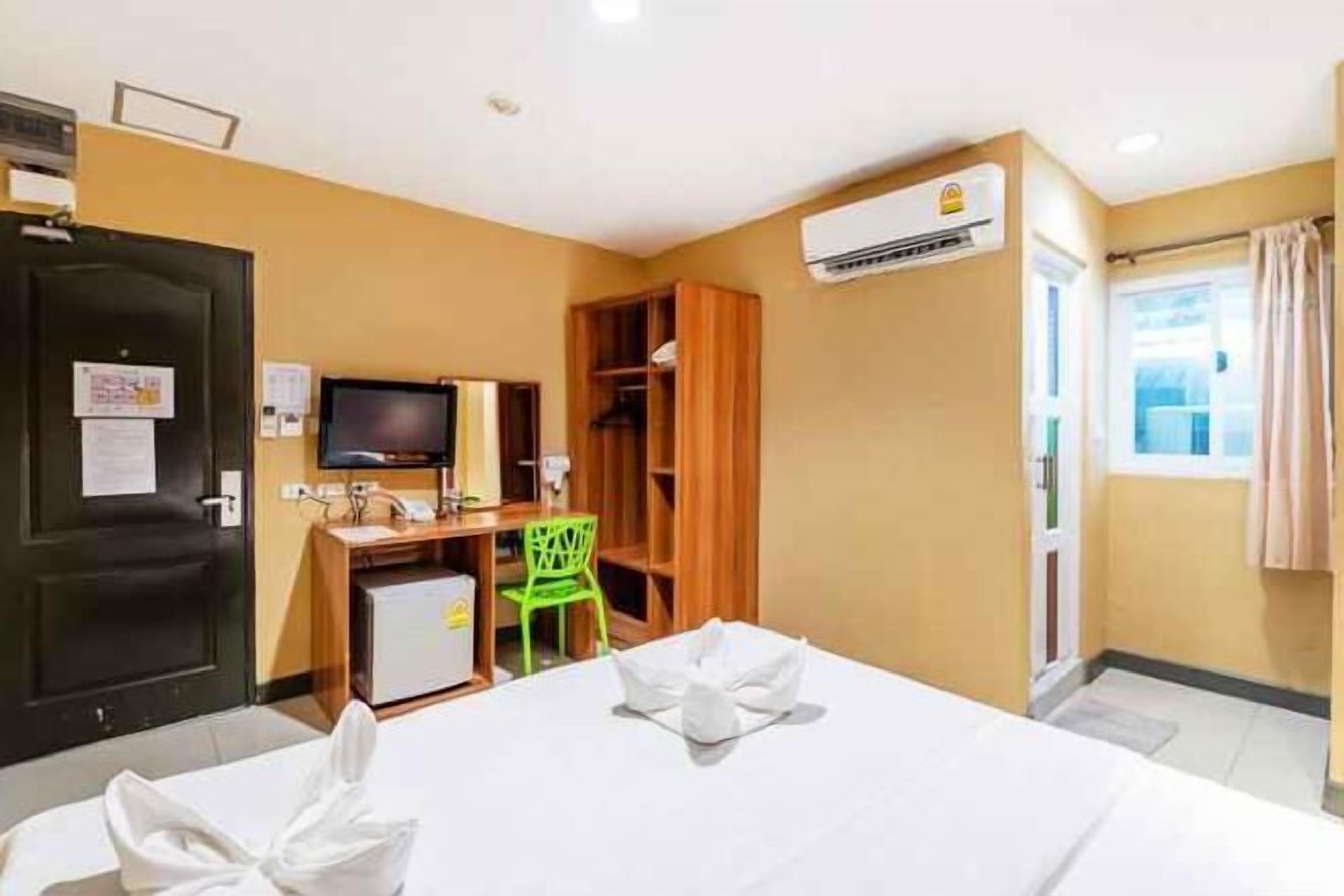 In-room safe, desk, free WiFi