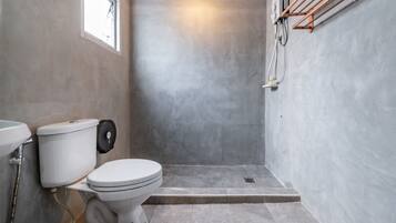 Superior Twin Room, 2 Twin Beds | Bathroom | Towels