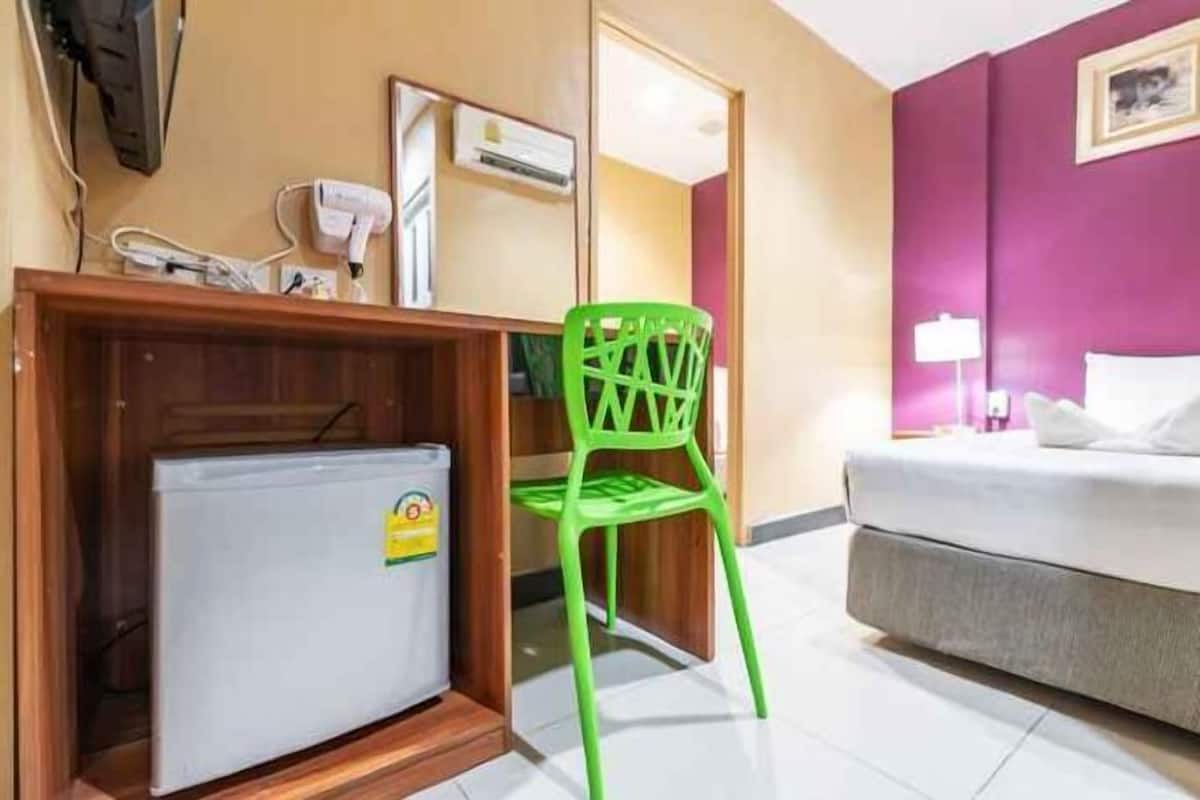 In-room safe, desk, free WiFi