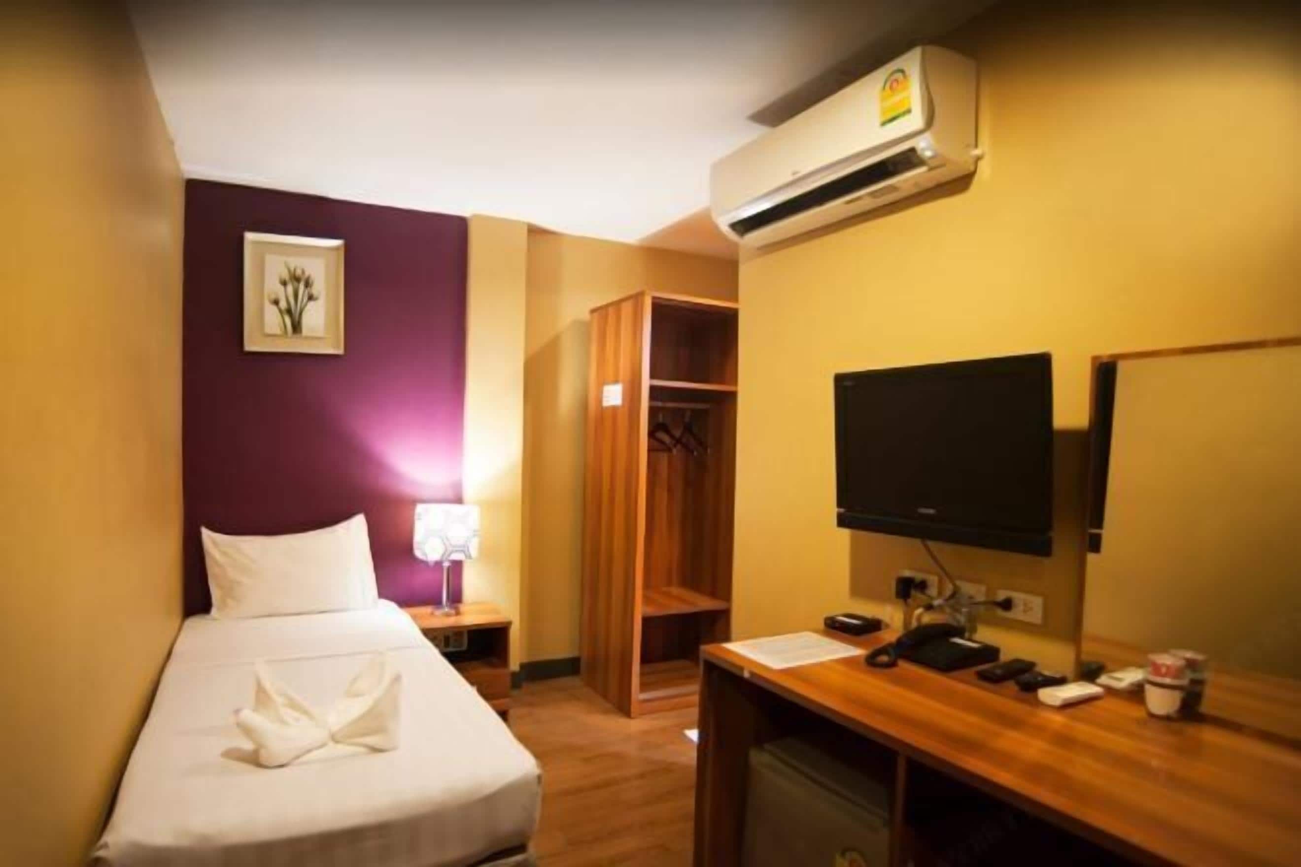 In-room safe, desk, free WiFi