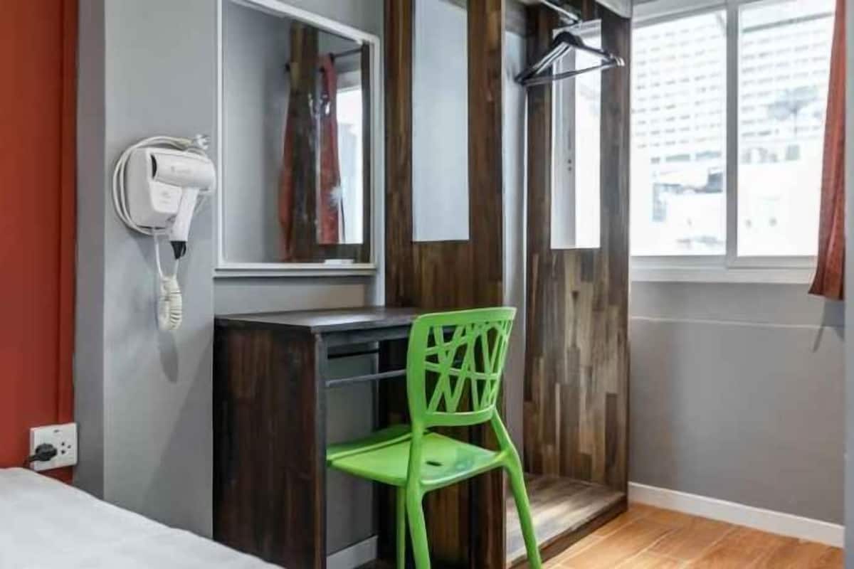 In-room safe, desk, free WiFi