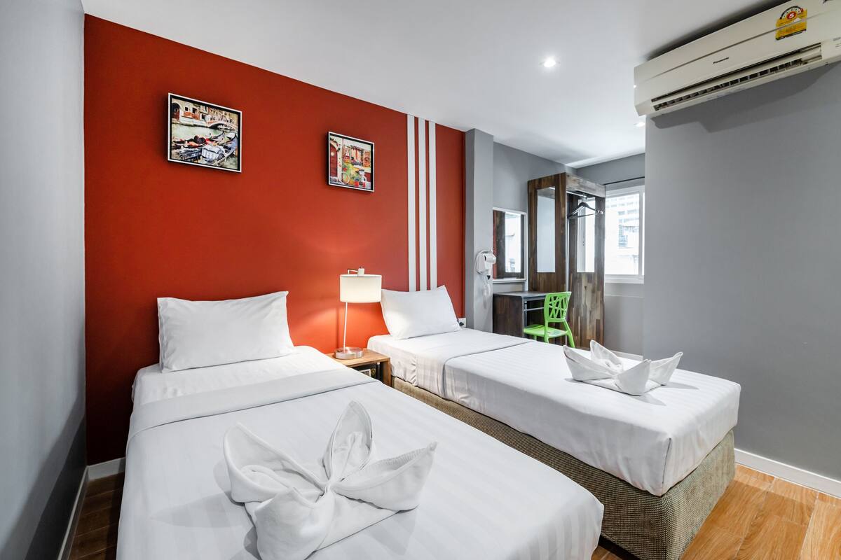 Chambre supérieure avec lits jumeaux, 2 lits jumeaux | Coffre-fort, bureau, accès au Wi-Fi (inclus)