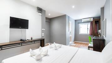 In-room safe, desk, free WiFi