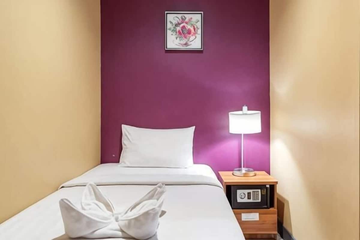 In-room safe, desk, free WiFi