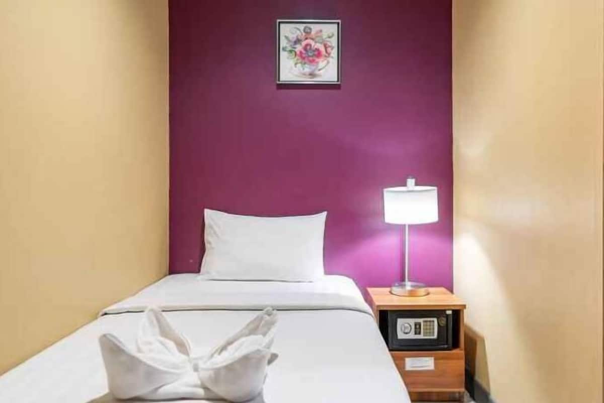 In-room safe, desk, free WiFi