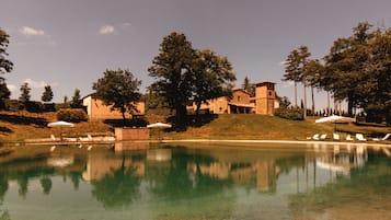 Una piscina al aire libre de temporada