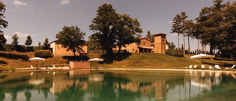 Una piscina al aire libre de temporada