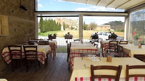 Serviço de café da manhã, culinária italiana, vistas para o jardim
