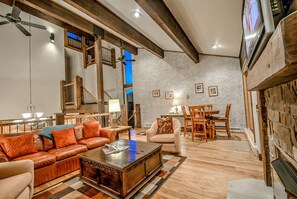 콘도, 침실 4개 | 거실 공간 | TV