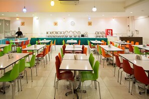 Serveert ontbijt, lunch en diner