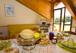 Petit déjeuner buffet (4 EUR par personne)