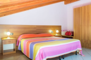 Minibar, desk, blackout drapes, iron/ironing board - B&B Il Girasole (Agropoli)