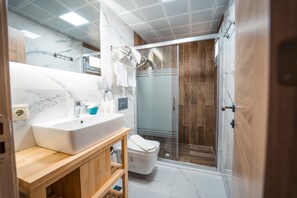 Dusj, toalettartikler (inkludert), hårføner og tøfler